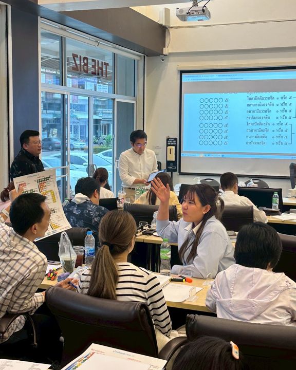 อ.ตรี เดินดูนักเรียนในห้องเรียน
