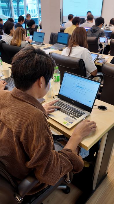 นักเรียนเปิดคอมฝึกขายของออนไลน์ในห้องเรียน The Biz
