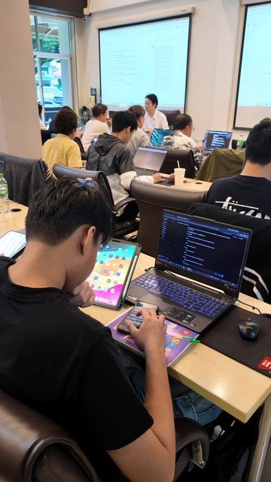 นักเรียนเปิดคอมทำตามในห้อง