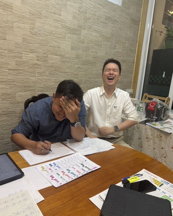 อ.ตรี นั่งโค้ชนักเรียนแบบตัวต่อตัวในห้อง
